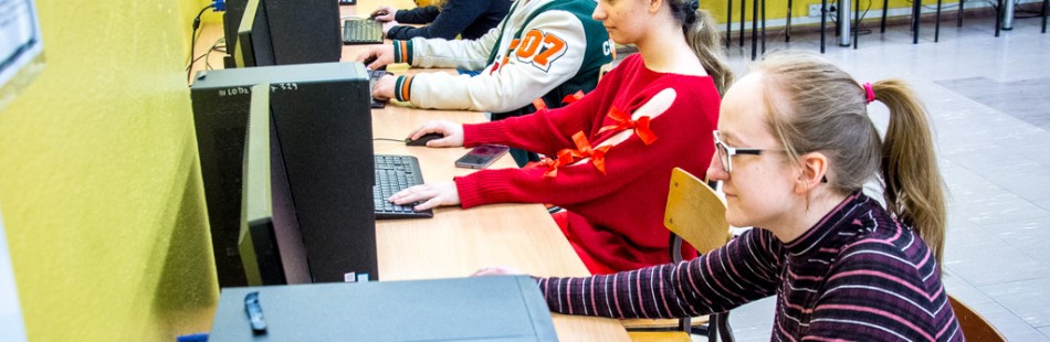 III Liceum Ogólnokształcące im. Adama Mickiewicza w Bełchatowie - uczniowie w pracowni komputerowej